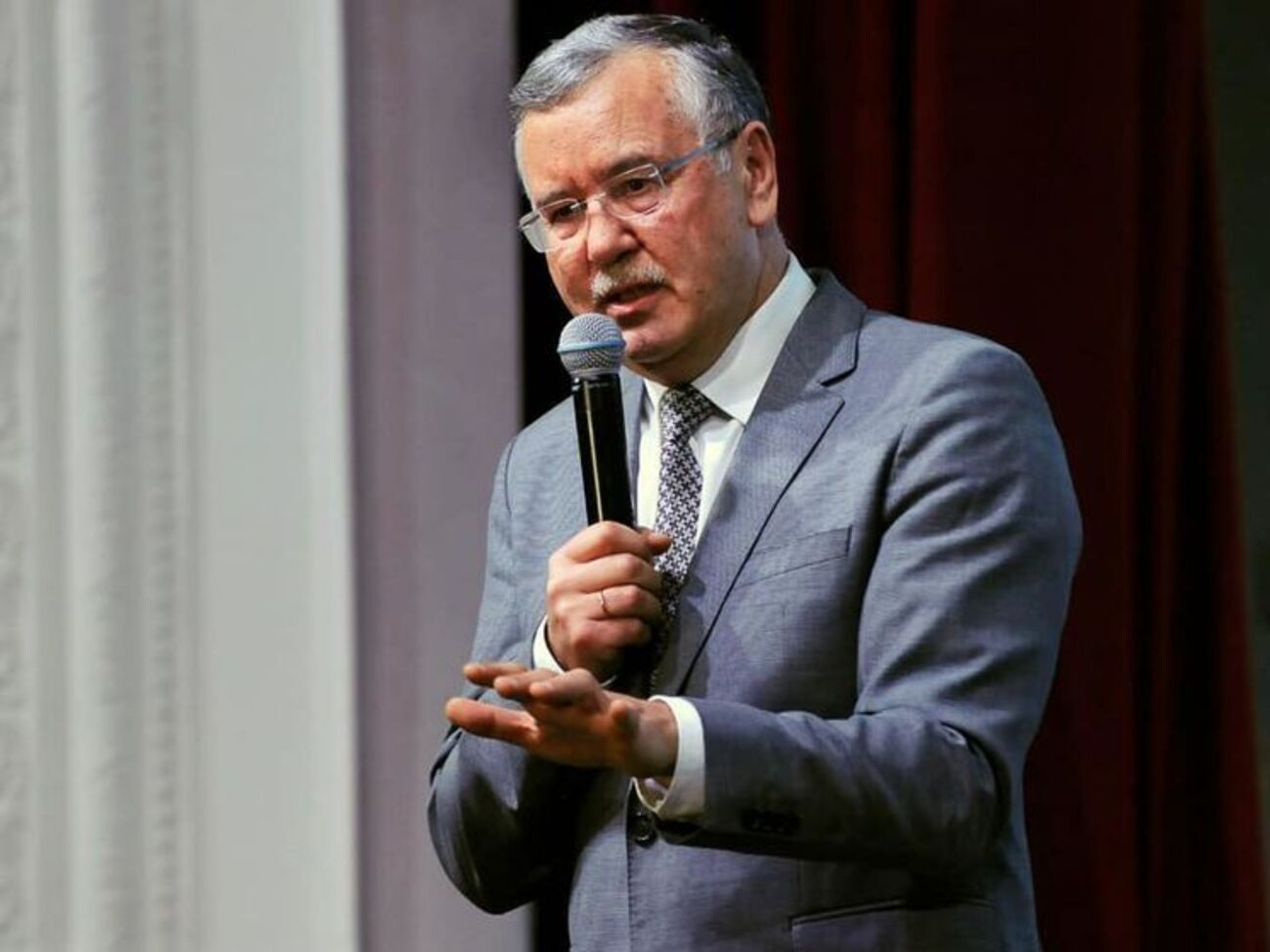 Гриценко опублікував знімок листа, у якому йдеться про зняття програми від Блоку Петра Порошенка на квітень