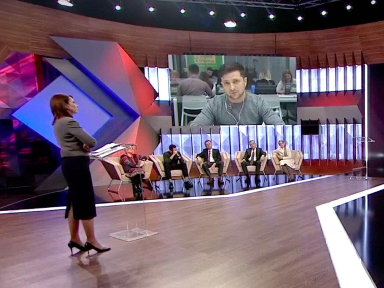 У відповідь на прохання ведучої пообіцяти, що він ще з'явиться в ефірі "1+1", Зеленський відповів: "Зуб даю"