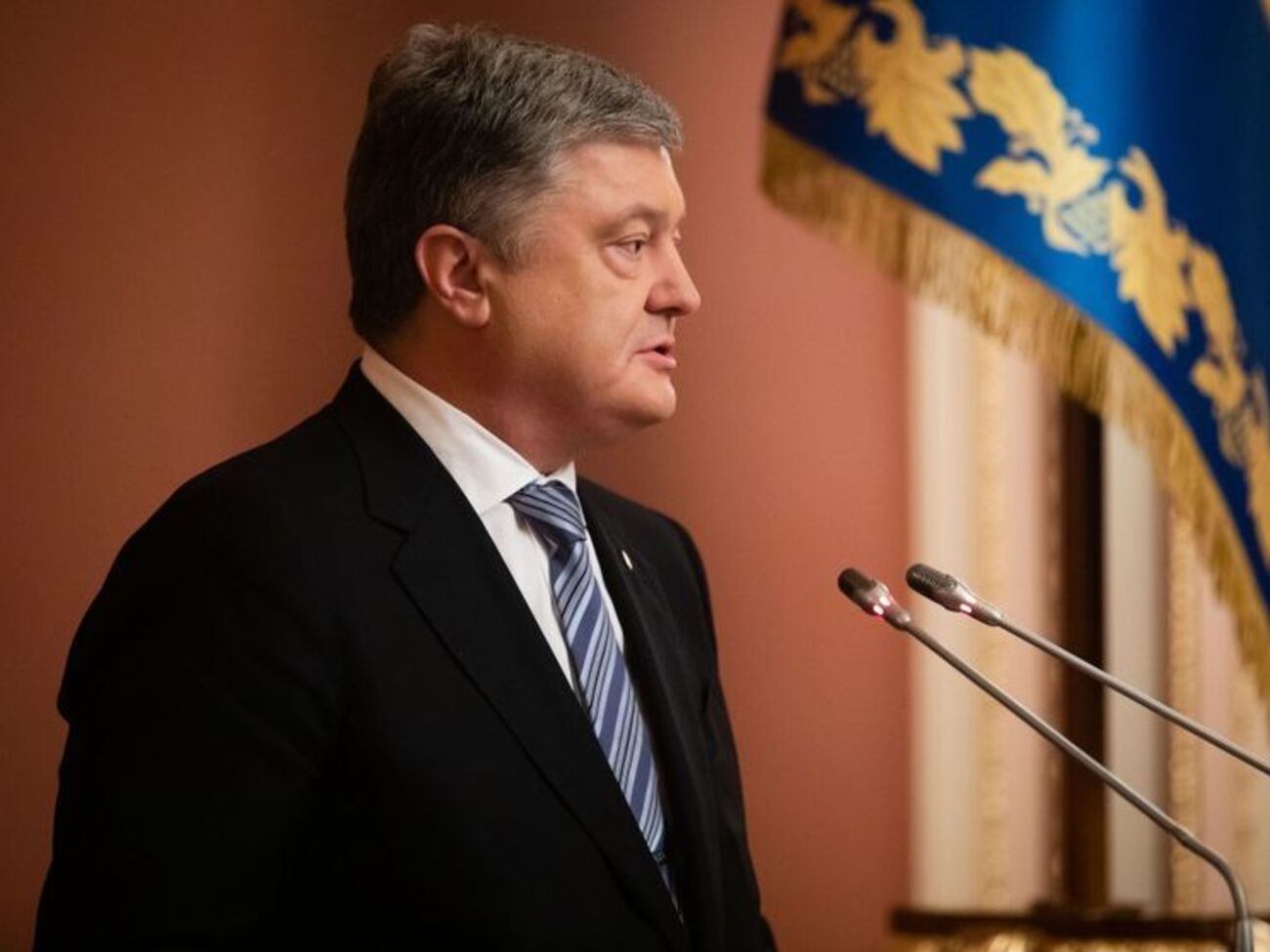 Порошенко: Сьогодні, як коршуни, політикани злетілися
