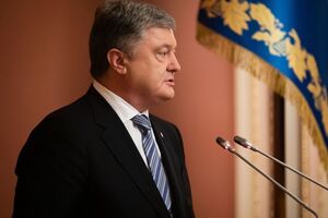 Порошенко: Сьогодні, як коршуни, політикани злетілися