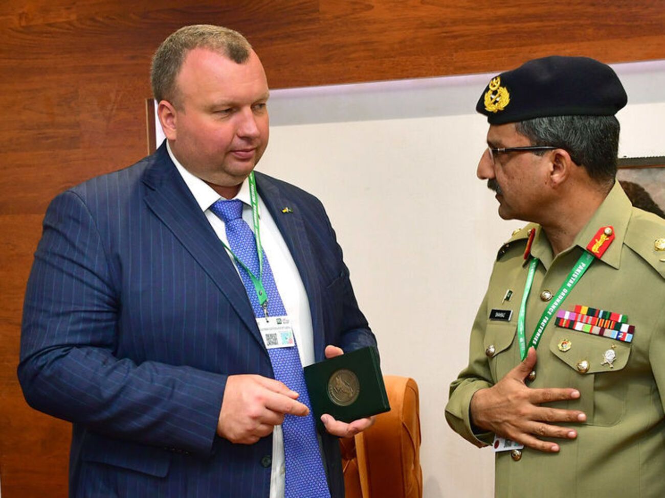 Букін (на фото зліва): Я з першого дня просив державу&nbsp;розв&prime;язати питання