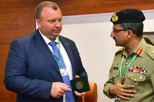 Букін (на фото зліва): Я з першого дня просив державу розв′язати питання