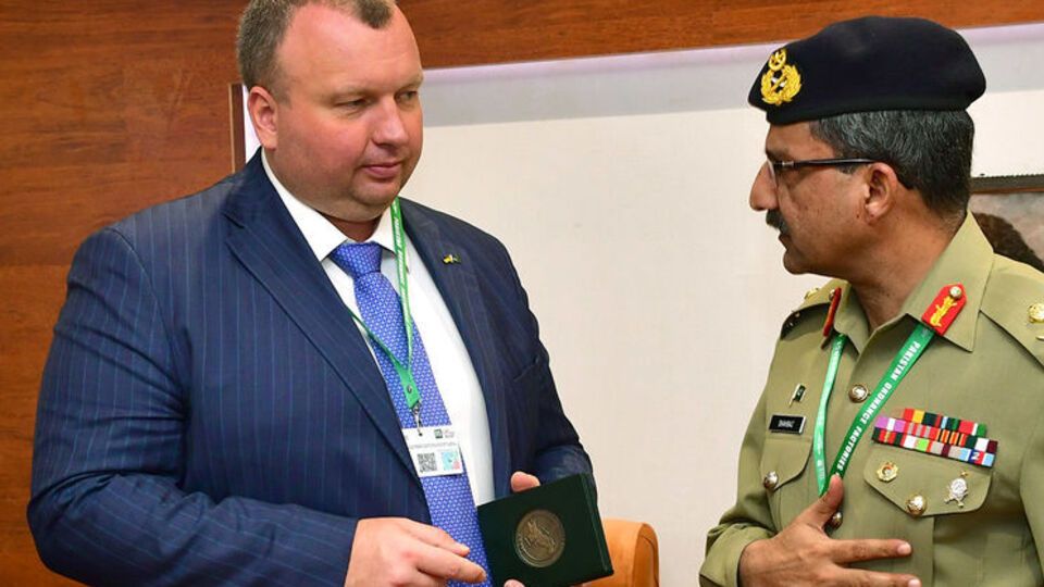 Букін (на фото зліва): Я з першого дня просив державу розв′язати питання