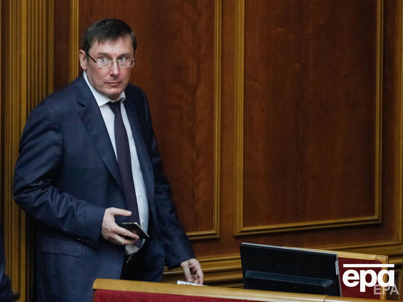 Луценко напомнил, что кандидат в президенты не может выдавать деньги