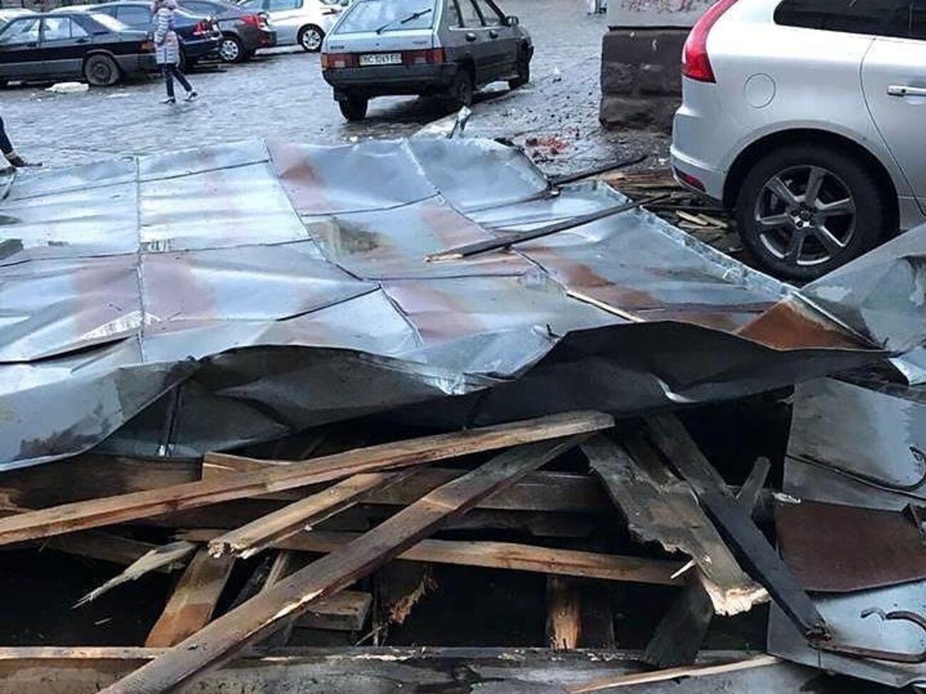 У Львові вітер зірвав дах будинку, пошкоджено сусідні будівлі та автомобіль. Фоторепортаж