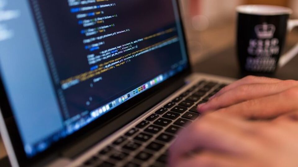 Для збільшення кількості підписників фейкових акаунтів хакери можуть зламувати комп'ютери користувачів, пише Bloomberg