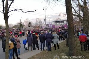 Представники "Національного корпусу" зібралися на площі в Черкасах, де ввечері 9 березня виступав Порошенко