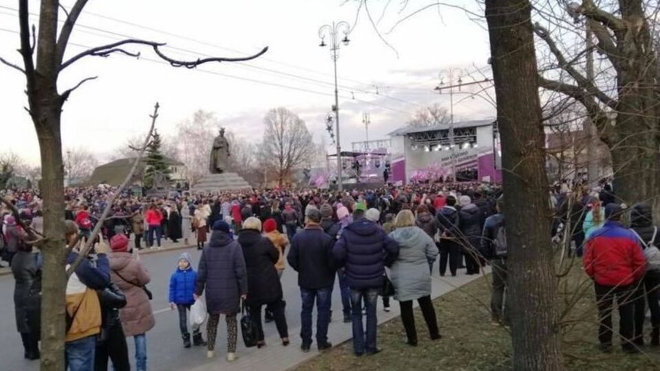 Представители "Национального корпуса" собрались на площади в Черкассах, где вечером 9 марта выступал Порошенко