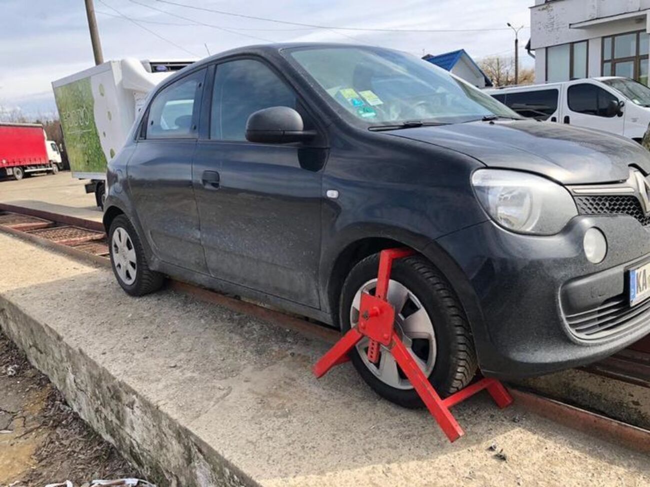 Renault затримали в пункті пропуску "Лужанка"