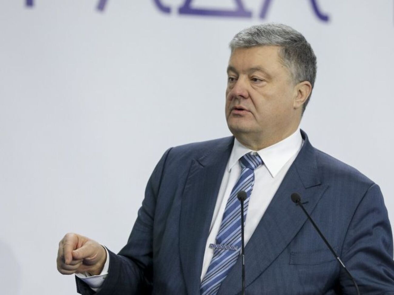 Порошенко: Не припиняються спроби вдарити по нашій армії, по нашій обороні з тилу