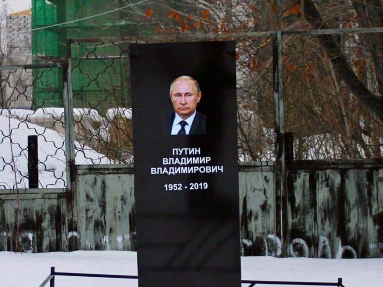 Утром 10 марта памятник стоял у здания Следкома РФ в Набережных Челнах