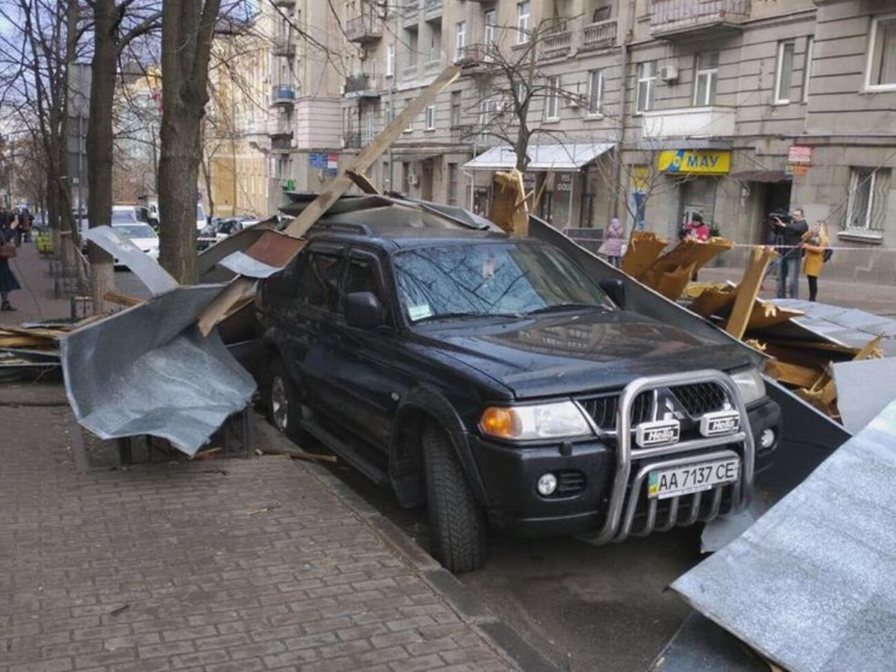 Біля метро "Золоті ворота" металева покрівля впала на автомобілі