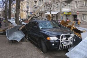 Біля метро "Золоті ворота" металева покрівля впала на автомобілі