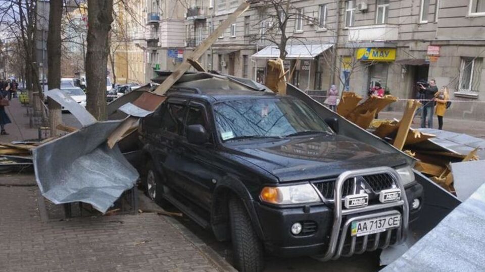 Возле метро "Золотые ворота" металлическая кровля упала на автомобили