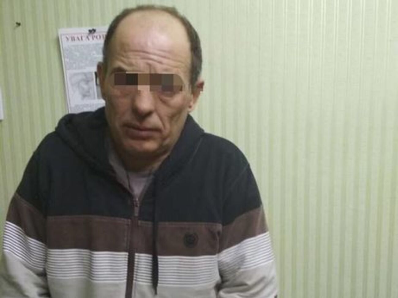 Следствие установило, что в августе 2018 года подозреваемый из-за внезапной ссоры у киоска избил незнакомую женщину