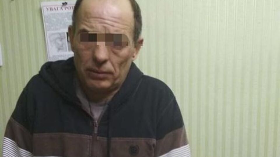 Следствие установило, что в августе 2018 года подозреваемый из-за внезапной ссоры у киоска избил незнакомую женщину