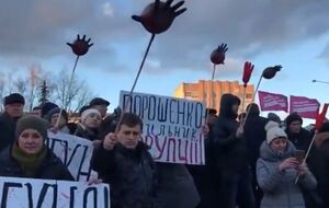 На площади в Житомире собрались активисты в куртках "Нацкорпуса" и "нацдружин"