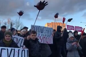 На площади в Житомире собрались активисты в куртках "Нацкорпуса" и "нацдружин"