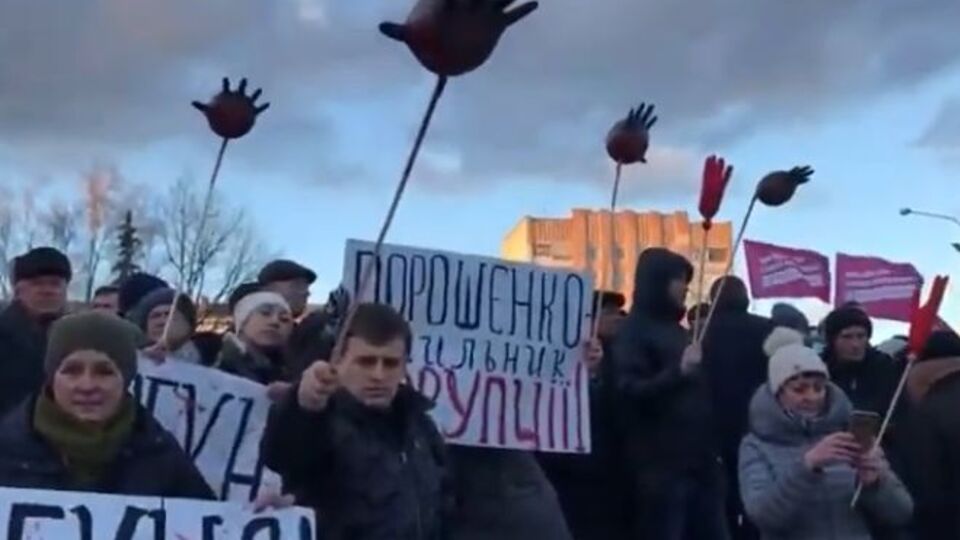 На площі в Житомирі зібралися активісти в куртках "Нацкорпусу" та "нацдружин"
