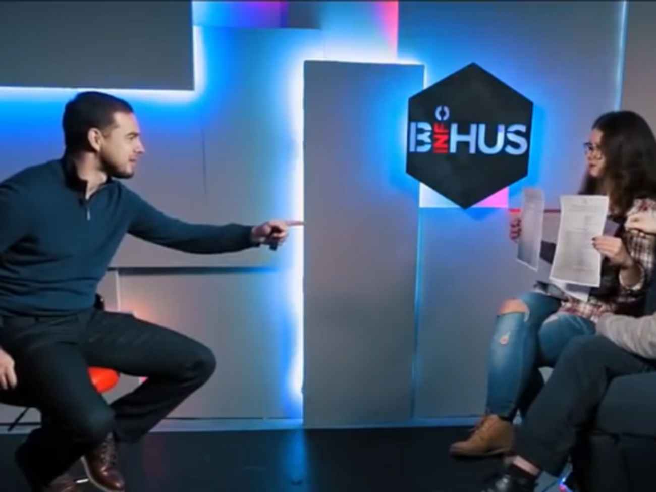 Шевченко в інтерв'ю журналістам Лесі Івановій та Денису Бігусу заперечував, що передавав гроші штатним співробітникам НАБУ