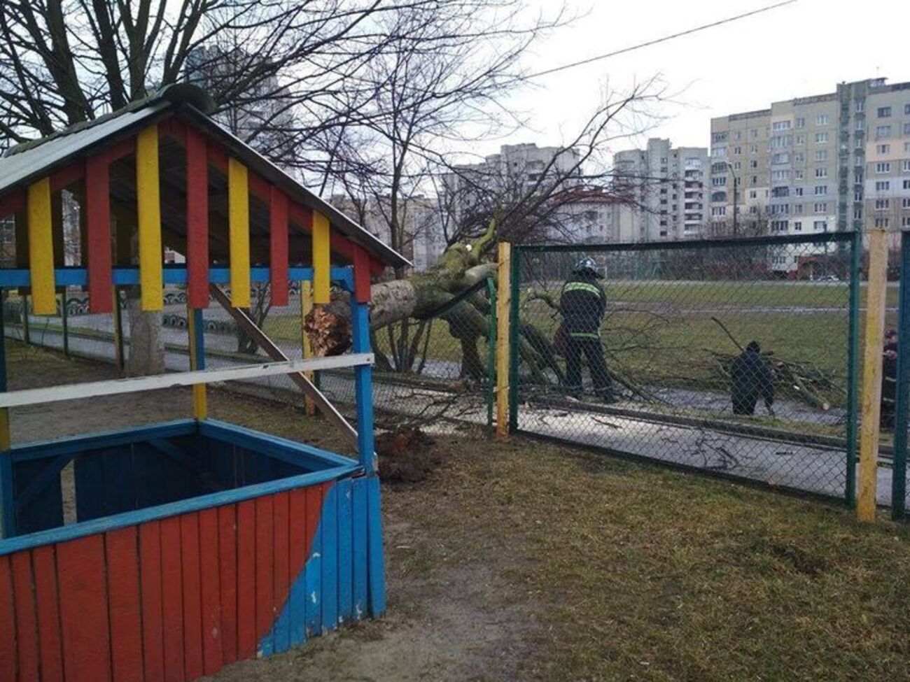 В Украине бушует штормовой ветер, есть погибшие. Фоторепортаж