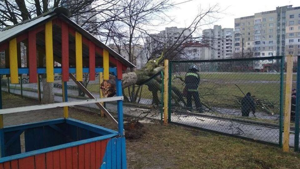 В Украине бушует штормовой ветер, есть погибшие. Фоторепортаж