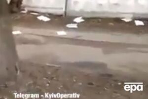 Документи розлетілися по проїжджій частині біля суду