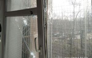 Унаслідок стрілянини пошкоджено вікна та фасад будівлі