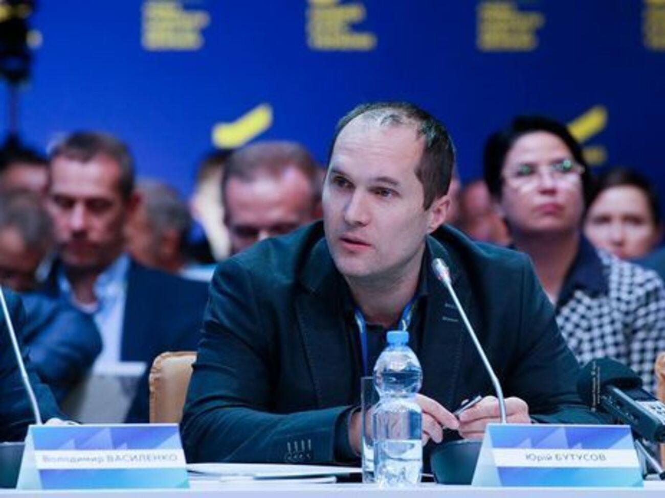 Мирні громадянські протести в демократичних країнах впливають на політику. Але в Україні після розслідування про держзакупівлі мирних акцій не було взагалі