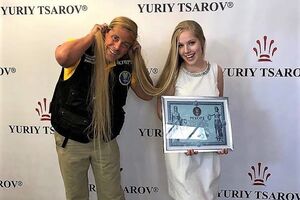 Корзенюк: Прохожие, как правило, и не догадываются, что мои волосы необычайно длинные: собираю их в гульку