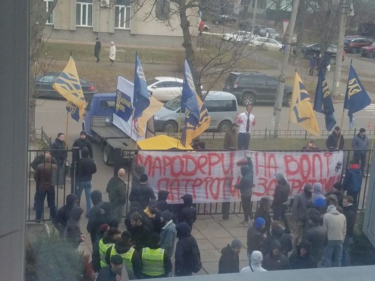 Судебные слушания сопровождались пикетом "Нацкорпуса"