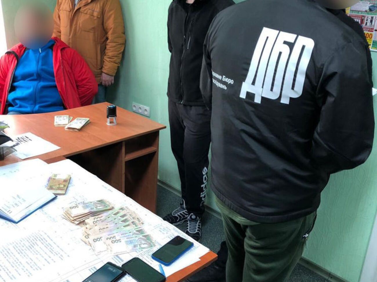 Сотрудника ГСЧС и представителя коммерческой структуры задержали после передачи второй части взятки