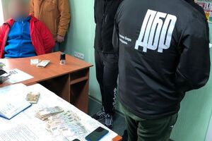Сотрудника ГСЧС и представителя коммерческой структуры задержали после передачи второй части взятки