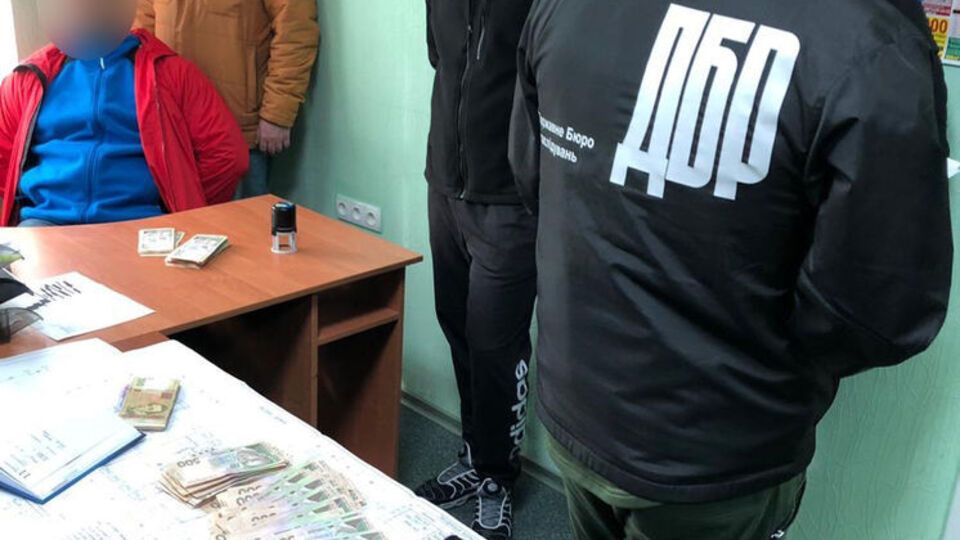 Сотрудника ГСЧС и представителя коммерческой структуры задержали после передачи второй части взятки