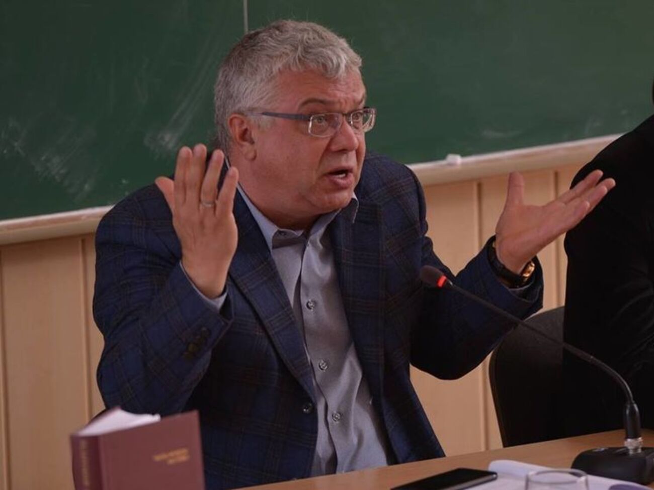 У председателя правления "Нафтогазу" нормальный годовой доход. Но я б добавил ему на оздоровление. 1,25 млн грн – это как-то по-нищебродски