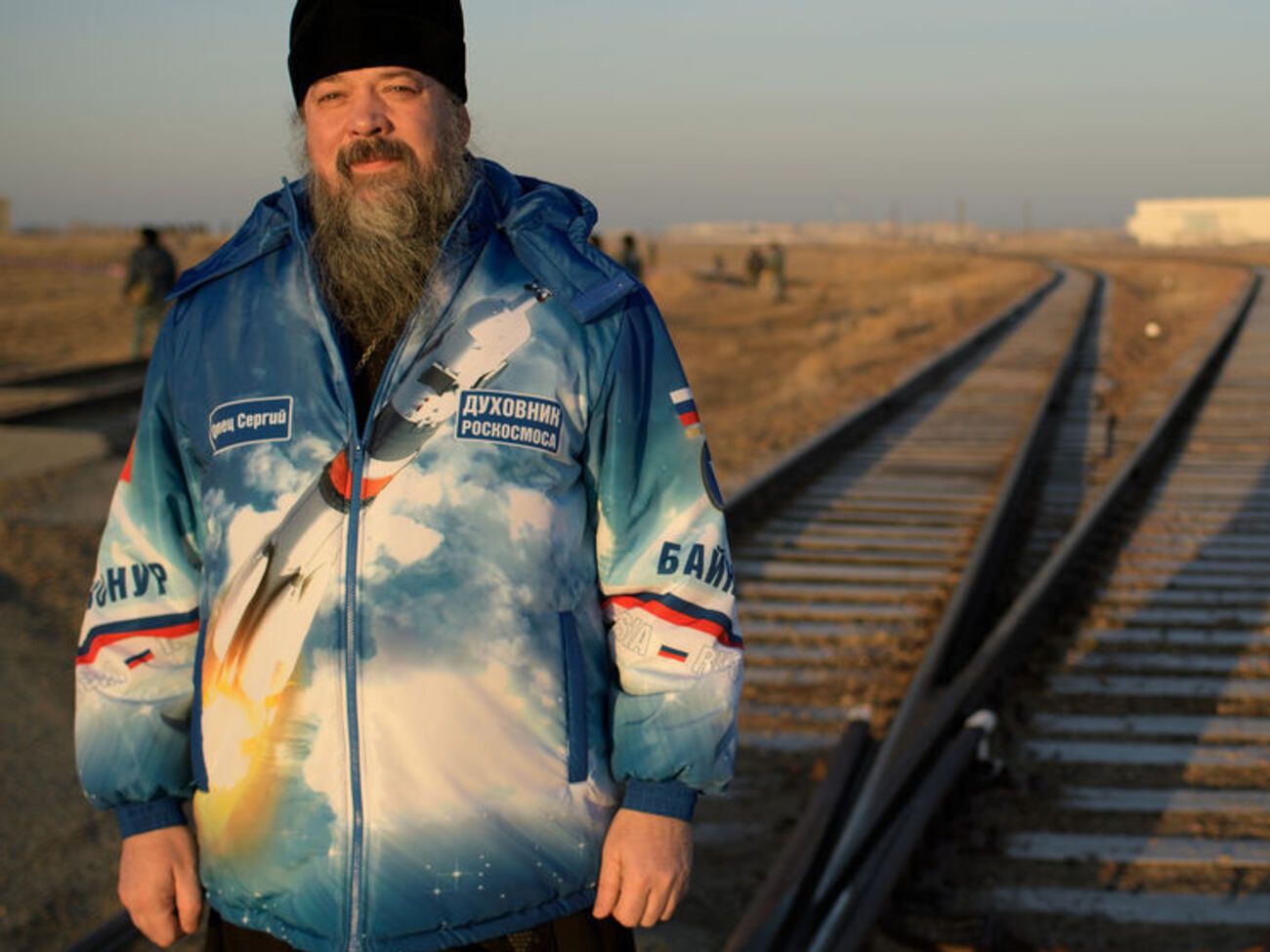 Отець Сергій в очікуванні поїзда, що транспортує ракету "Союз"