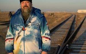 Отець Сергій в очікуванні поїзда, що транспортує ракету "Союз"