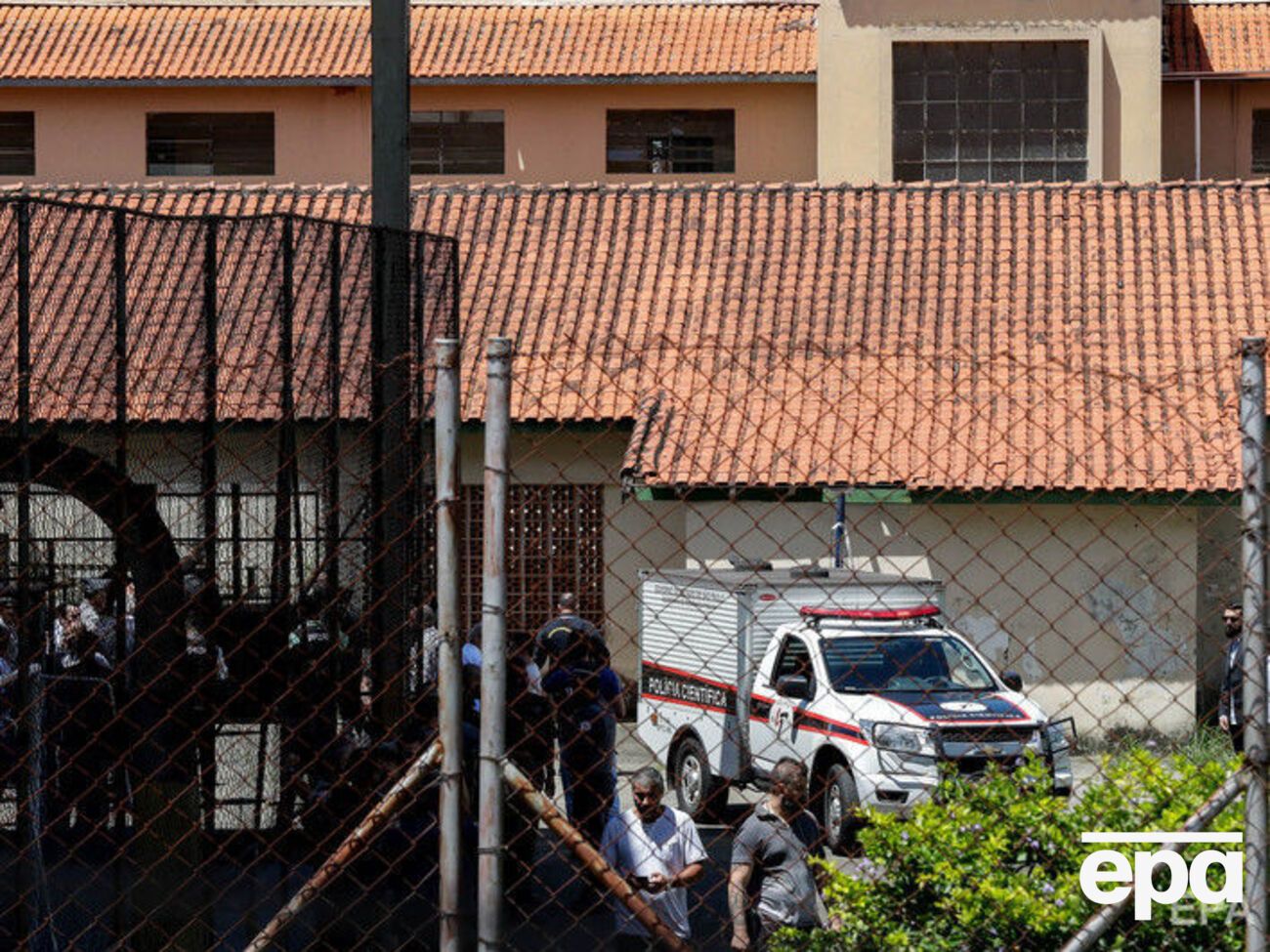 Двое вооруженных людей устроили стрельбу на территории школы в Бразилии. Фоторепортаж