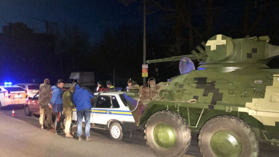 В Киеве произошло ДТП с БТР и авто военной инспекции