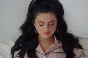 Гомес в ролике стала участницей пижамной вечеринки