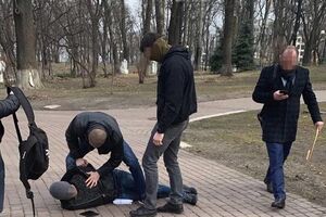 Посредника задержали во время передачи денег