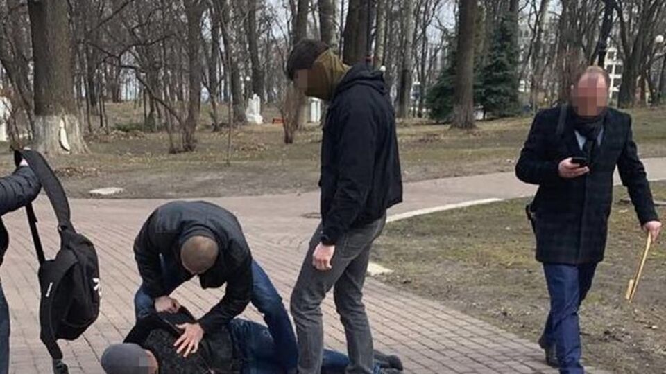 Посредника задержали во время передачи денег