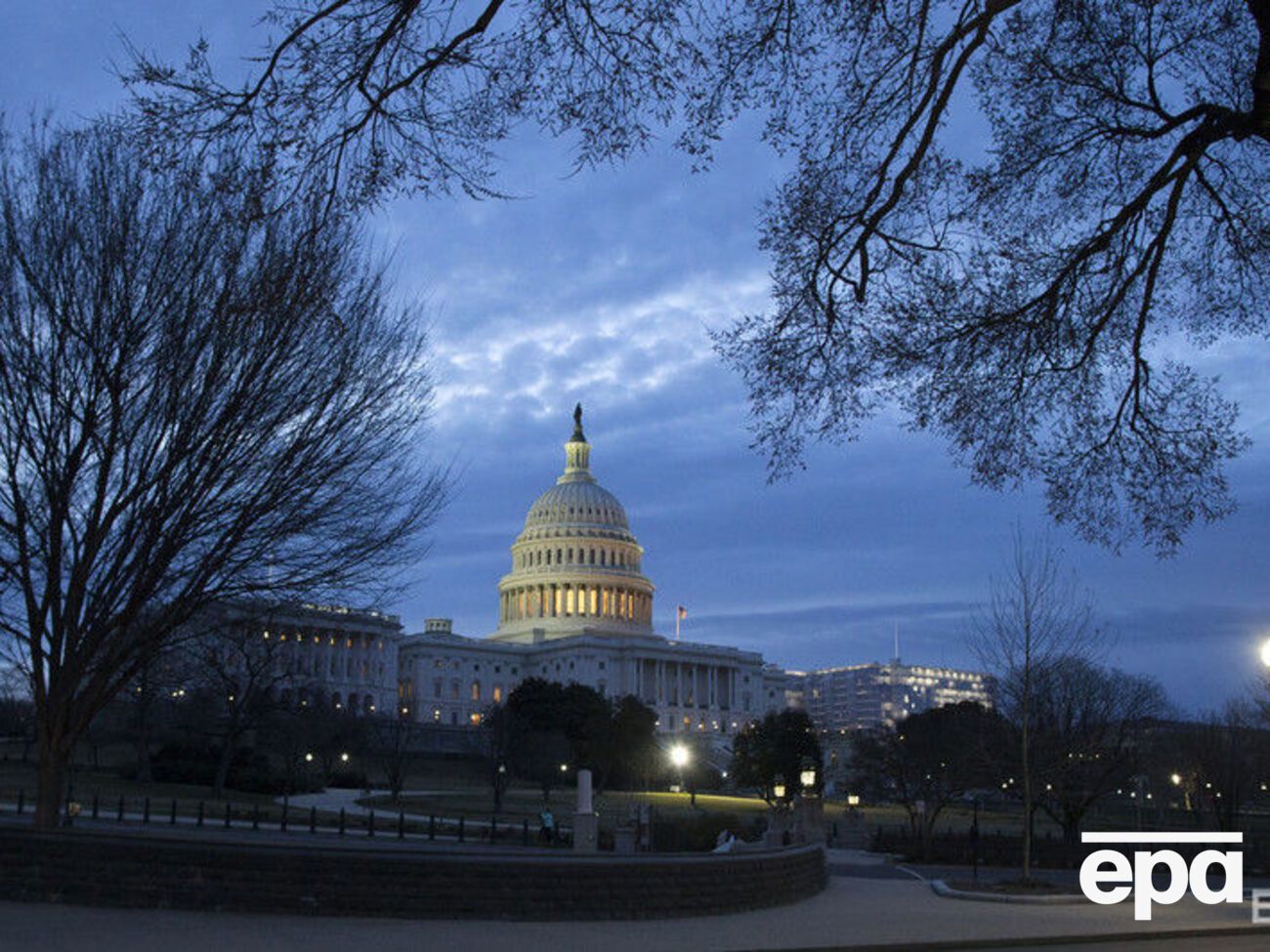 Обе палаты Конгресса выступили против введения чрезвычайного положения
