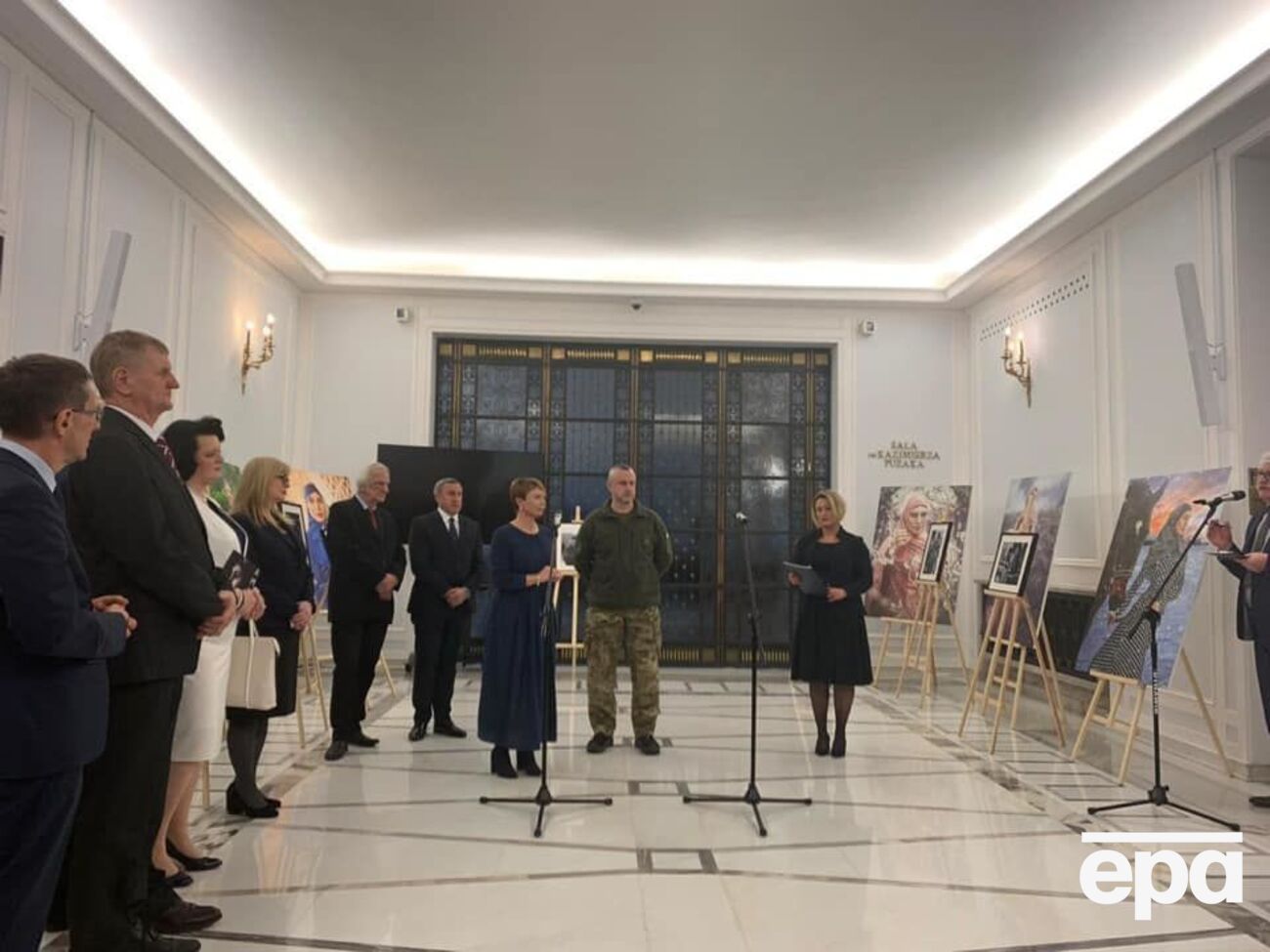 Ініціатором виставки стала мати Аміни Окуєвої, яка має польське коріння