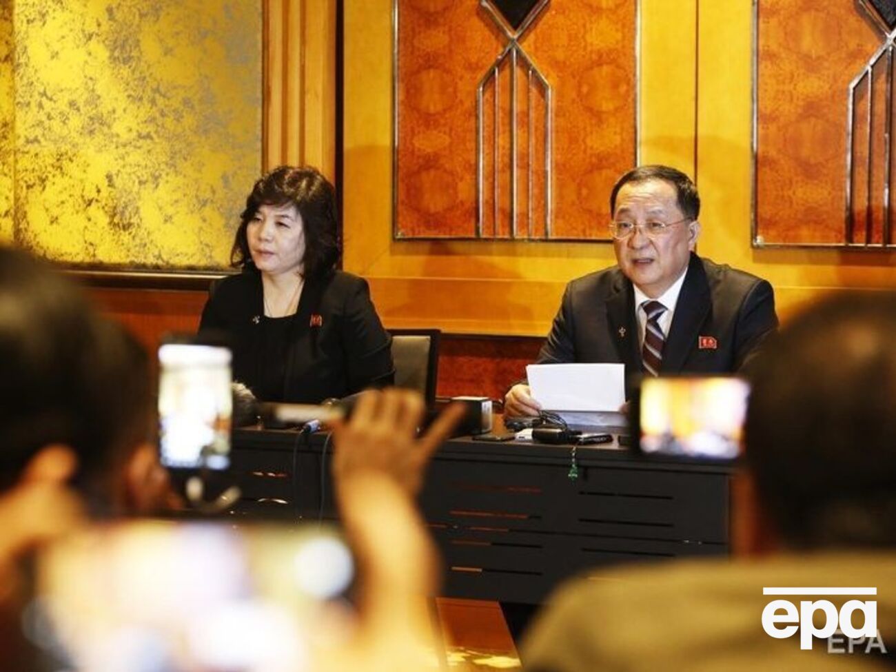 Цой Сон Хі (ліворуч) зустрілася з дипломатами та іноземними журналістами у Пхеньяні