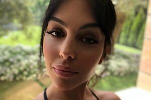 Родригес показала тело в раздельном купальнике