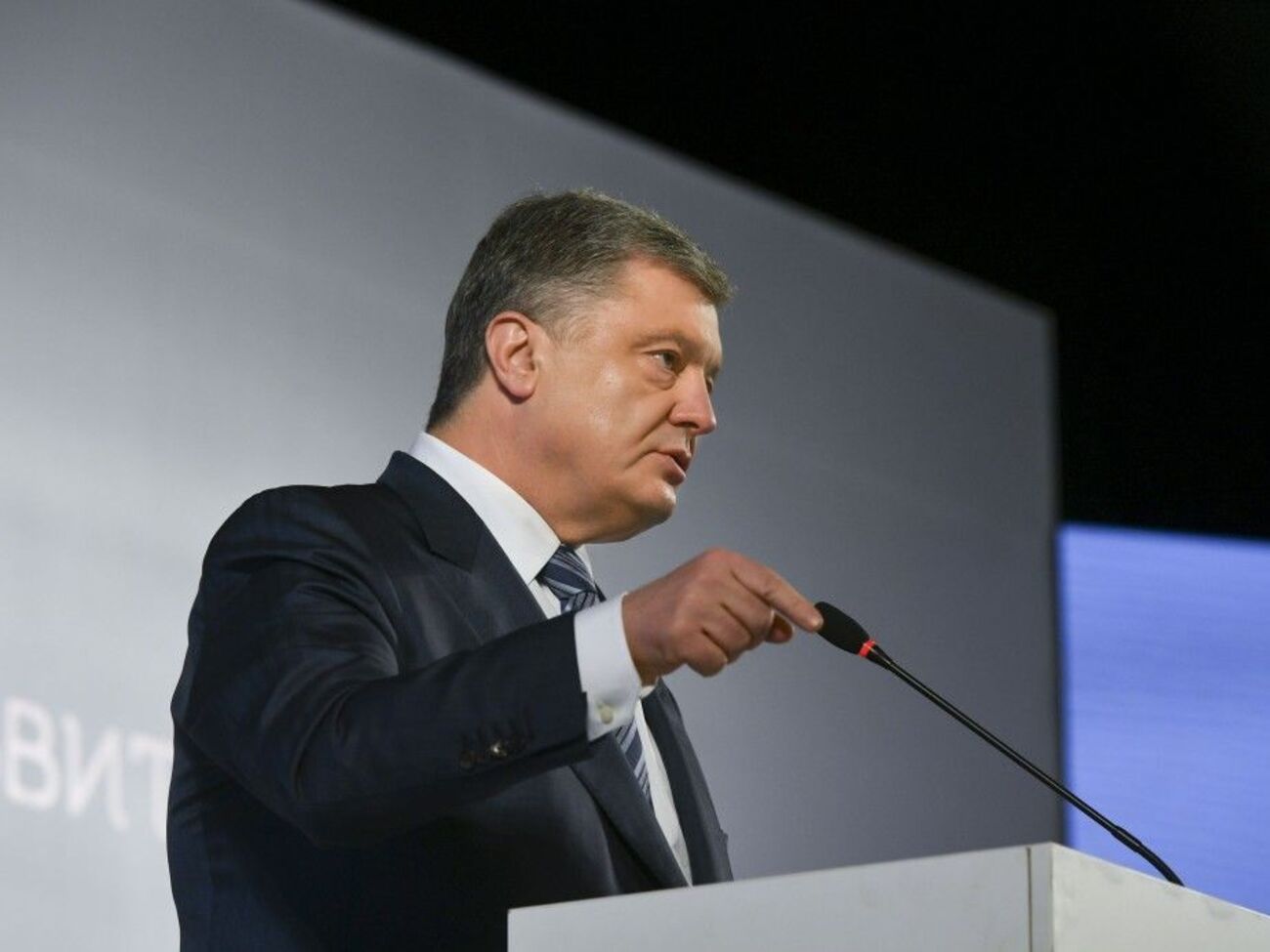 Порошенко: Никто не будет использовать "властный зонтик" для того, чтобы препятствовать расследованию