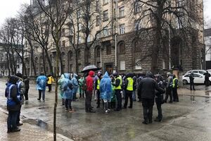 Після акції на Майдані Незалежності мітингувальники вирушили до Адміністрації Президента України