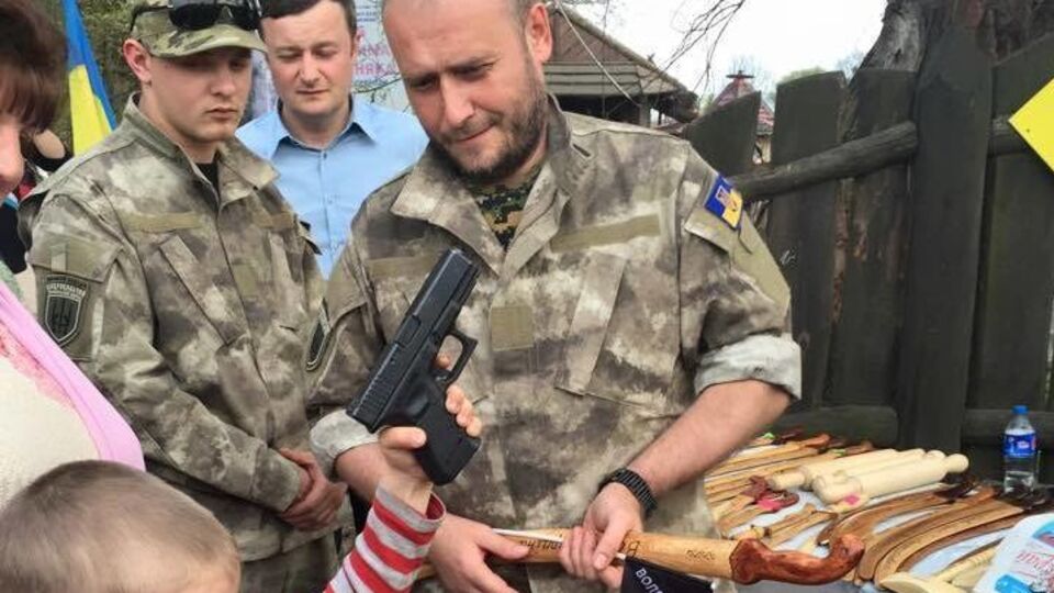 Ярош (на фото справа) был руководителем "Правого сектора"