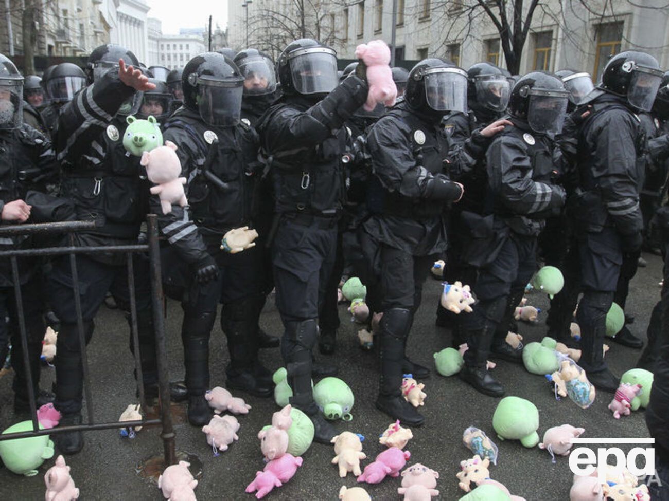 Поліцейських закидали іграшками
